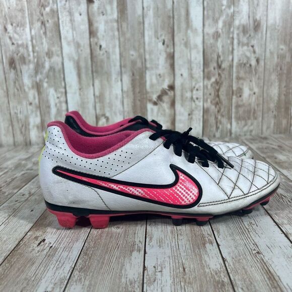 Nike‎ women’s soccer shoes women’s 6.5 - Picture 1 of 6